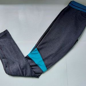 Girls Under Armour athletic leggings